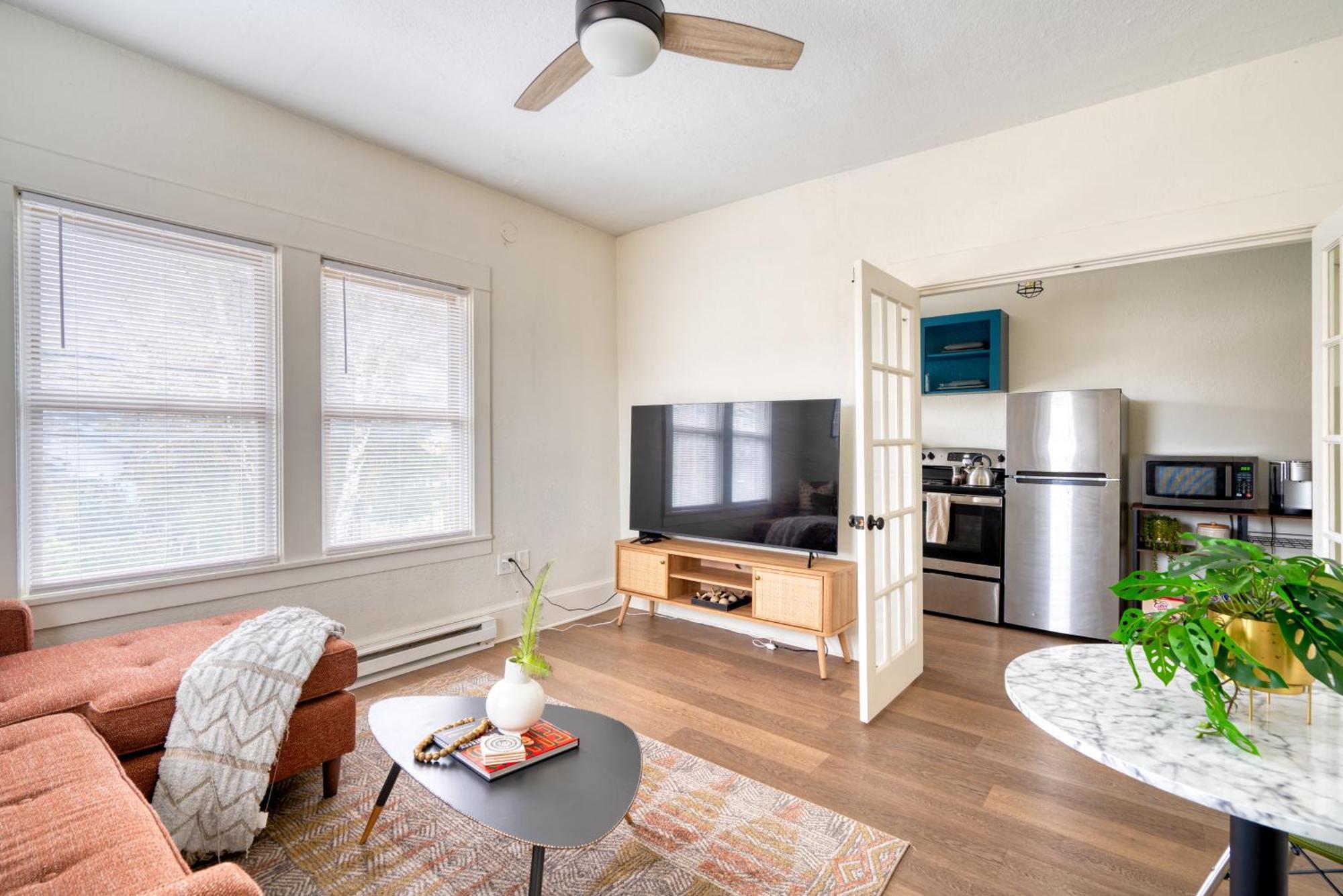 Holiday home Collection - Mt Tabor Retreat - Local Eateries - Shops - Bars