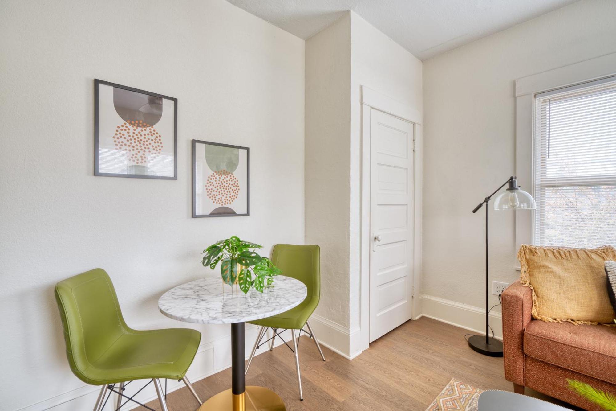 - Mt Tabor Retreat - Local Eateries - Shops - Bars * Portland